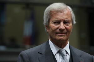 Vincent Bolloré pose avant une audition devant la commission d'enquête parlementaire sur les procédures d'octroi des autorisations des services de télévisions nationales à l'Assemblée nationale à Paris, le 13 mars 2024.