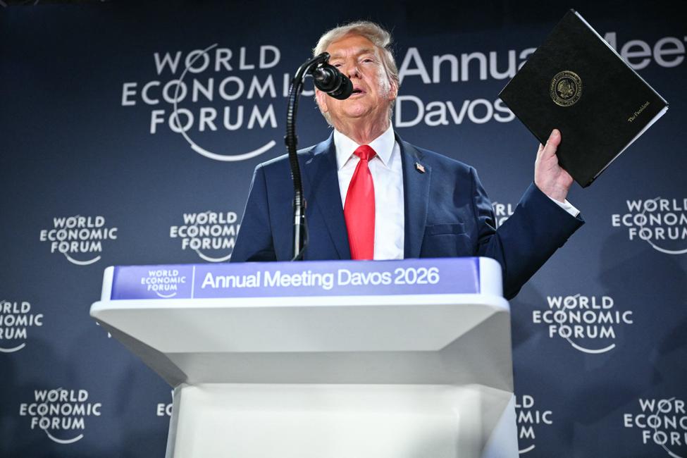Le président américain Donald Trump prend la parole lors d'une réception avec des chefs d'entreprise en marge de la réunion annuelle du Forum économique mondial (WEF) à Davos, le 21 janvier 2026.