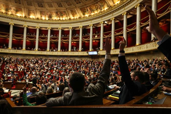 Des députés votent à main levée lors d'une séance de débat sur le projet de loi de finances de la sécurité sociale pour 2026 (PLFSS) à l'Assemblée nationale, le 12 novembre 2025.
