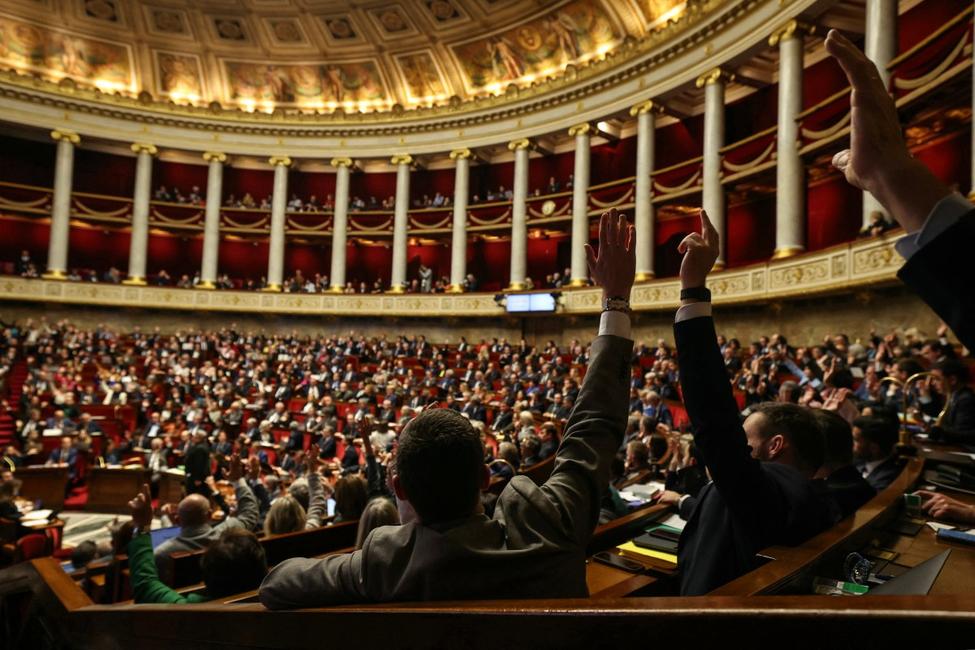 Des députés votent à main levée lors d'une séance de débat sur le projet de loi de finances de la sécurité sociale pour 2026 (PLFSS) à l'Assemblée nationale, le 12 novembre 2025.