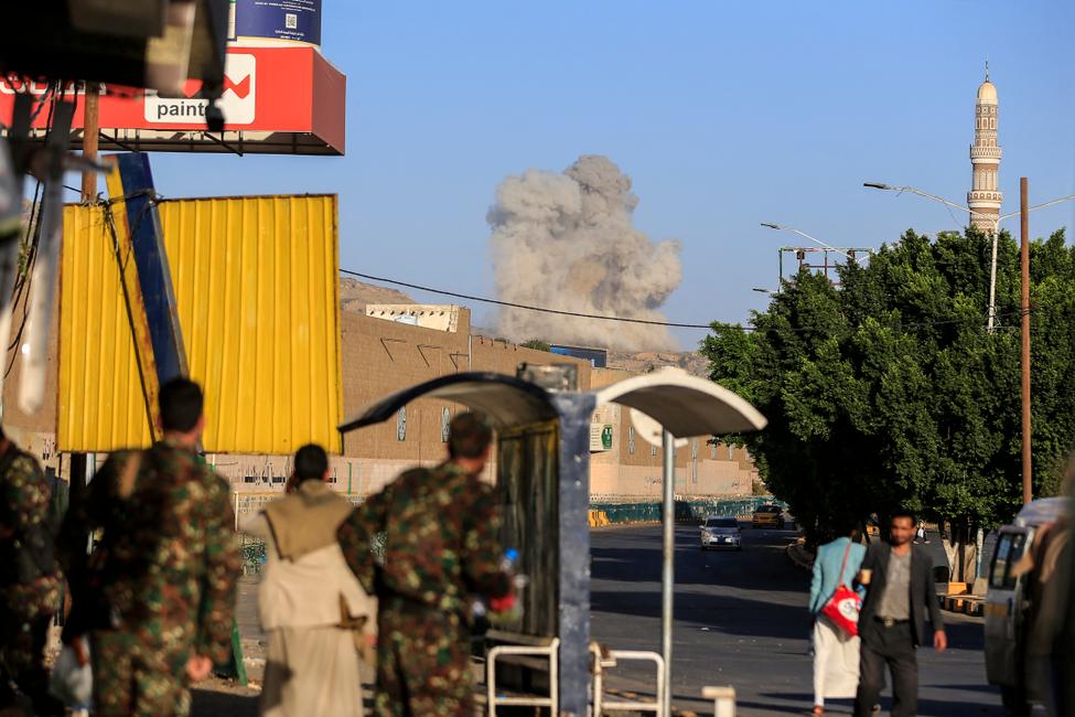 Un panache de fumée s'élève lors d'une frappe aérienne menée par la coalition dirigée par l'Arabie saoudite sur Sanaa, la capitale yéménite contrôlée par les Houthis, le 9 octobre 2026.