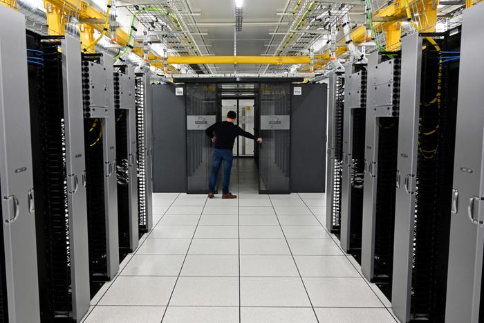 Un employé d'une société de télécommunications mobiles ouvre la porte d'un tunnel abritant des serveurs informatiques dans un centre de données à Cesson-Sevigné, en banlieue de Rennes.
