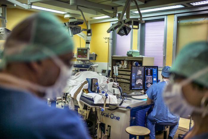 Un chirurgien réalise une tumorectomie de la prostate à l'aide de l'imagerie par ultrasons, en France, le 10 avril 2014.