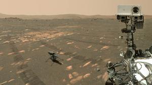 Cette photo de la NASA montre le rover martien Perseverance réalisant un « selfie » avec l'hélicoptère Ingenuity, le 6 avril 2021