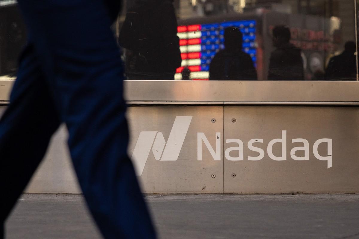 Une personne passe devant le siège du Nasdaq à Times Square, à New York, le 30 janvier 2025.