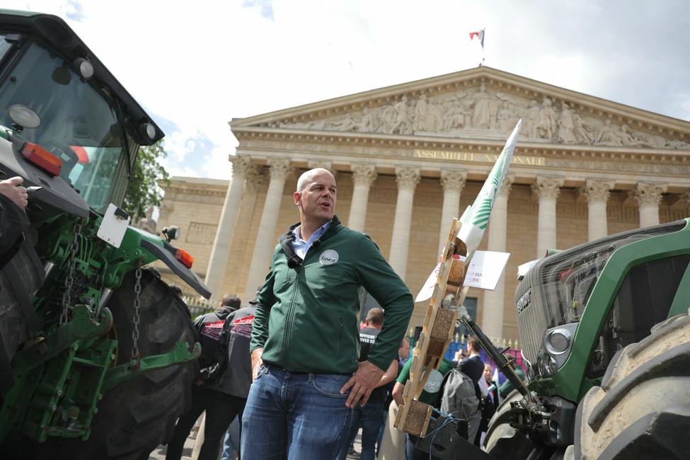 Arnaud Rousseau, président du principal syndicat agricole français, la FNSEA, participe à une manifestation organisée par la FNSEA et les syndicats Jeunes Agriculteurs devant l'Assemblée nationale à Paris, le 26 mai 2025.