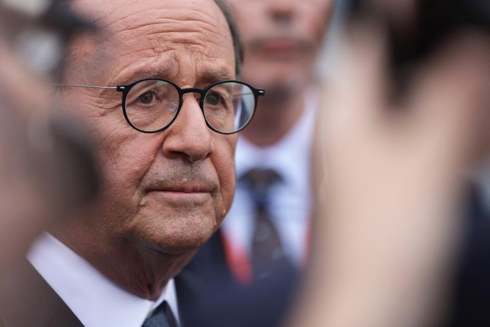 L'ancien président français et député du groupe Socialistes et apparentés, François Hollande, s'adresse à la presse à sa sortie de l'université d'été du « Laboratoire de la République » à Sens, au sud-est de Paris, le 29 août 2026.