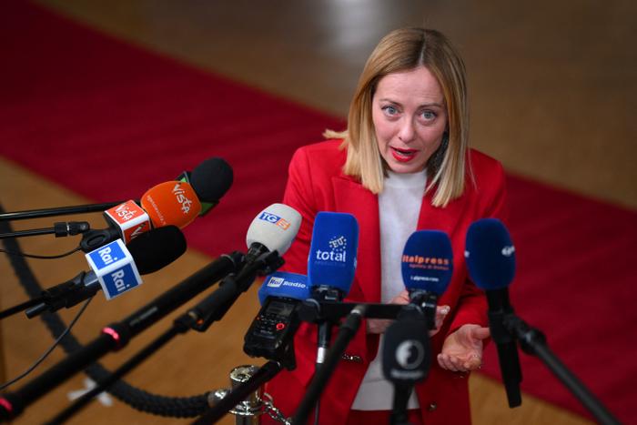 Giorgia Meloni s'adresse aux médias en marge du sommet de l'Union européenne à Bruxelles, le 20 mars 2025.