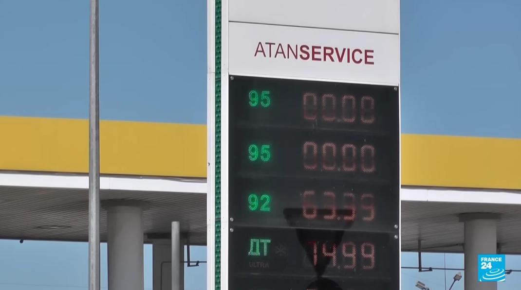 Amputée par les attaques ukrainiennes, la production de pétrole provoque une pénurie pour les consommateurs russes et à l'exportation.