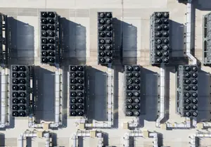 Une vue aérienne montre les ventilateurs de refroidissement sur le toit d'un centre de données de l'entreprise Digital Realty à Ashburn, en Virginie, le 12 novembre 2025.