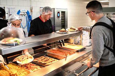 Un étudiant au resto U de Talence, près de Bordeaux : "1 euro ? Hum... Ça les vaut..."