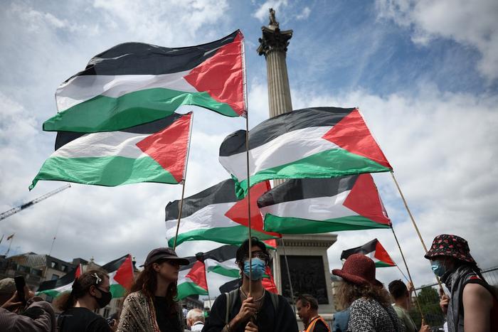 Des drapeaux palestiniens flottent lors d'une manifestation en soutien au groupe pro-palestinien Palestine Action, à Trafalgar Square, dans le centre de Londres, le 23 juin 2025.