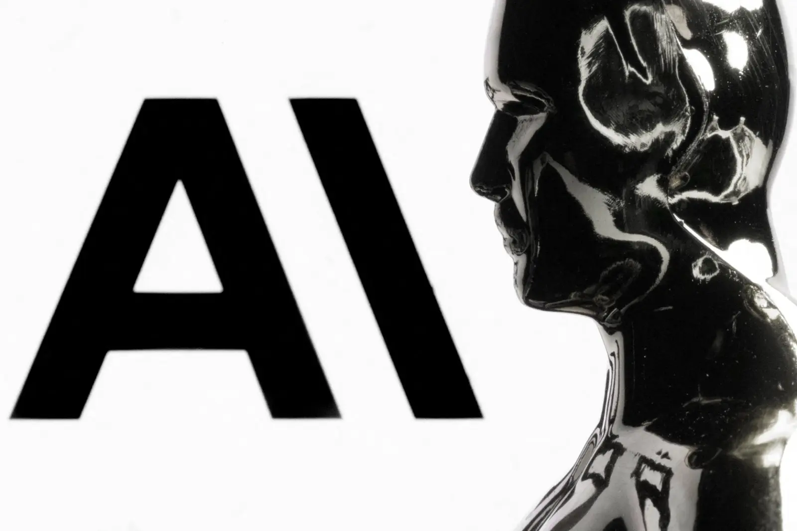 Un mannequin devant le logo de la société américaine de recherche et de sécurité en intelligence artificielle Anthropic, lors d'une séance photo à Paris.