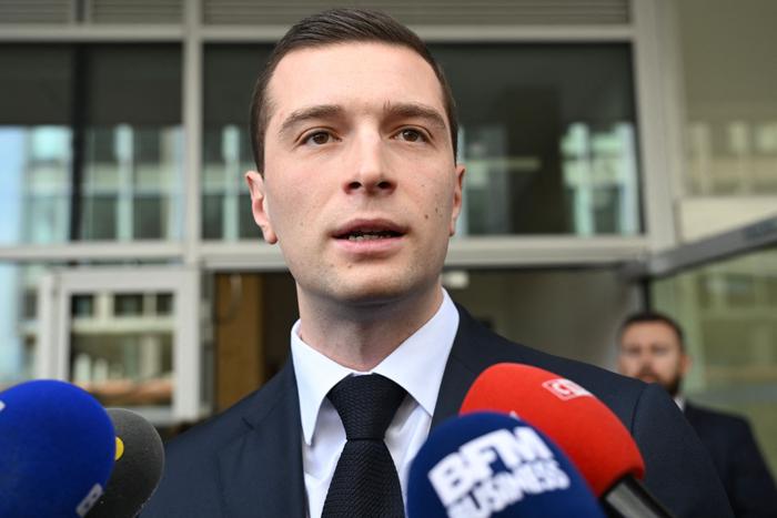 Jordan Bardella a la sortie d'un débat pour les élections européennes
