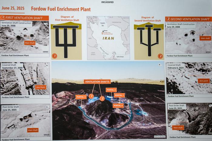 Une affiche reprenant des informations sur l'usine d'enrichissement d'uranium de Fordo est exposée lors d'une conférence de presse au Pentagone, le 26 juin 2025, à Arlington, en Virginie.