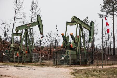 Des forages pétroliers actifs appartenant à la société canadienne Vermilion dans la forêt de Cazaux, à La Teste-de-Buch, le 9 décembre 2023.