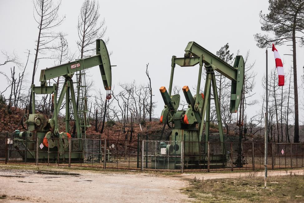 Des forages pétroliers actifs appartenant à la société canadienne Vermilion dans la forêt de Cazaux, à La Teste-de-Buch, le 9 décembre 2023.
