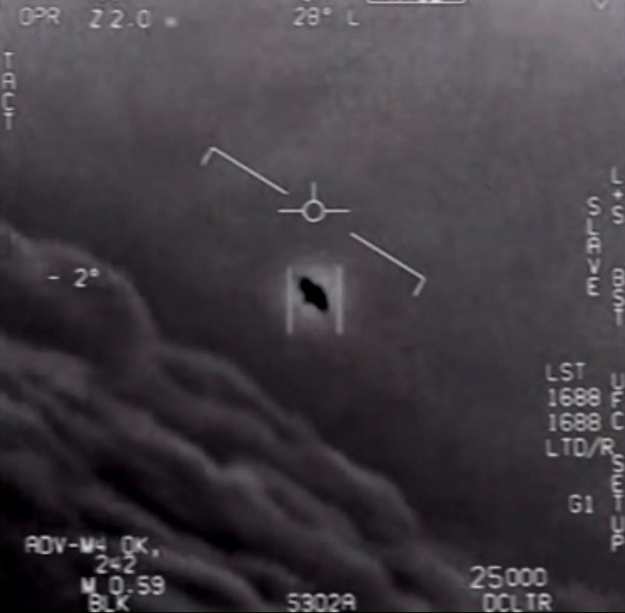 Une capture d'écran vidéo, obtenue avec l'aimable autorisation du Département de la Défense des États-Unis, montre une partie d'une vidéo non classifiée, filmée par des pilotes de l'US Navy et circulant depuis des années.