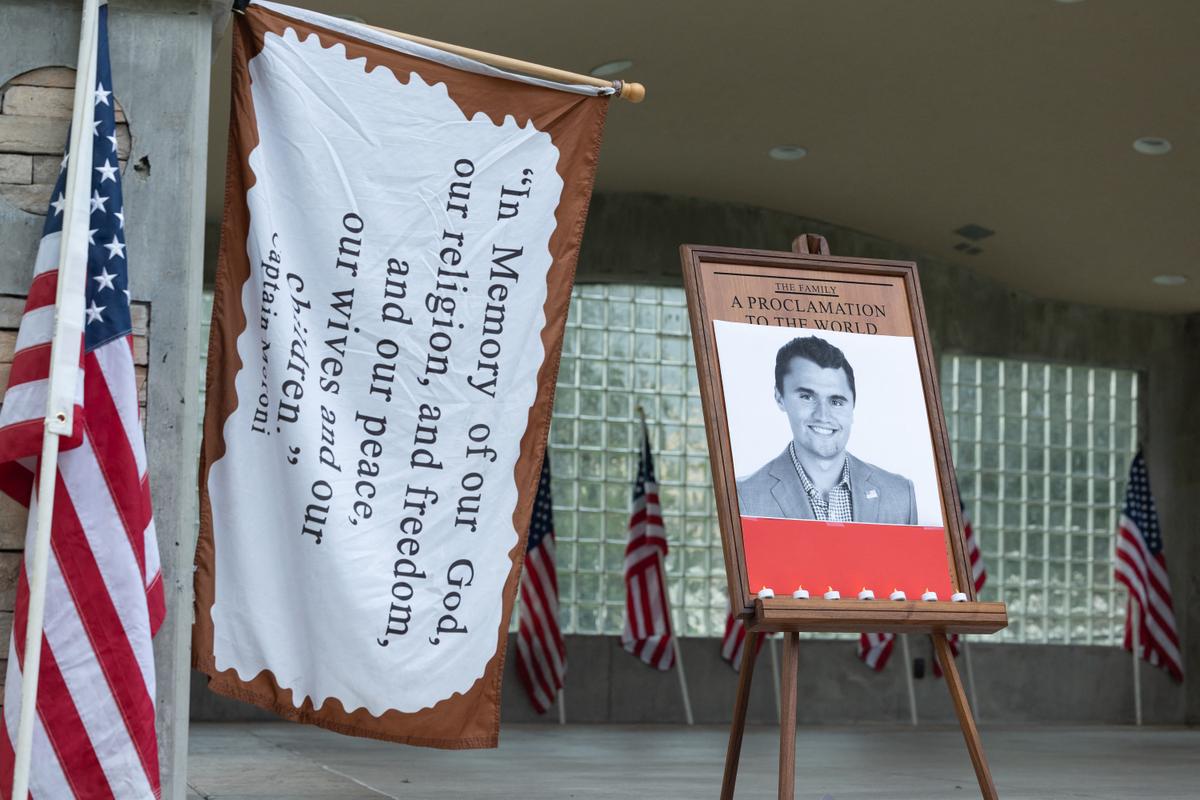 Des bougies ont été déposées devant une photo de Charlie Kirk, jeune militant et influenceur, lors d’une veillée organisée au Orem City Center Park, à Orem, dans l’Utah, le 10 septembre 2025. Figure de la jeunesse conservatrice et proche allié du président Donald Trump, Charlie Kirk a été abattu le 10 septembre lors d’un « assassinat politique », alimentant les craintes d’une escalade de la violence dans une Amérique de plus en plus fébrile.
Trump a confirmé sur les réseaux sociaux que Kirk, âgé de 31 ans, était mort de ses blessures.