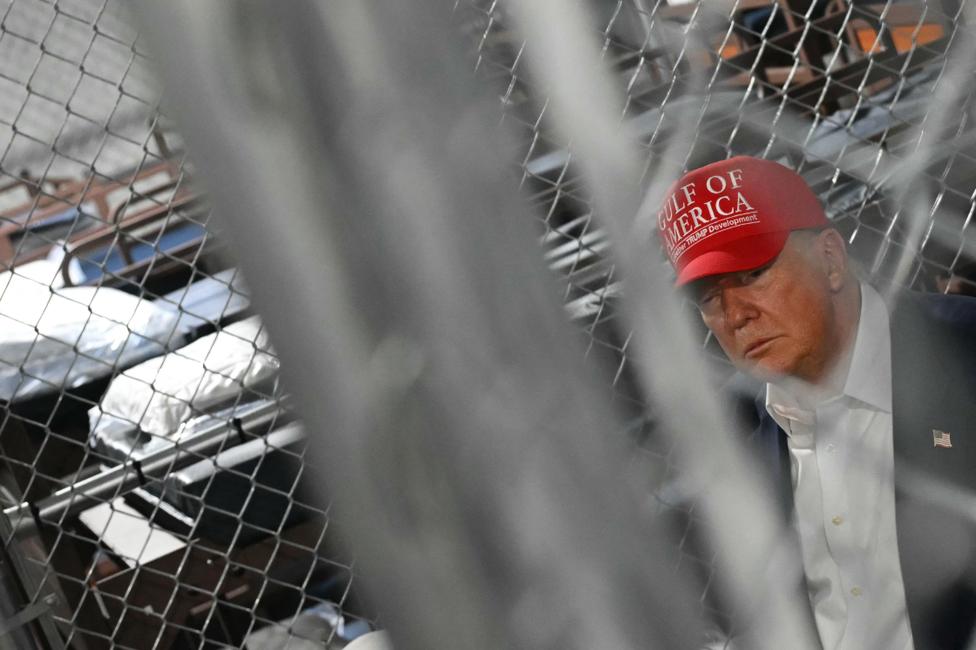 Donald Trump visite le centre de détention de migrants en Floride surnommé "Alligator Alcatraz" (Photo by ANDREW CABALLERO-REYNOLDS / AFP)