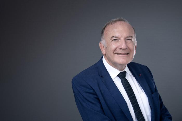 Le président du directoire du groupe Radiall, Pierre Gattaz, pose lors d'une séance photo en studio à Paris, le 30 août 2022.