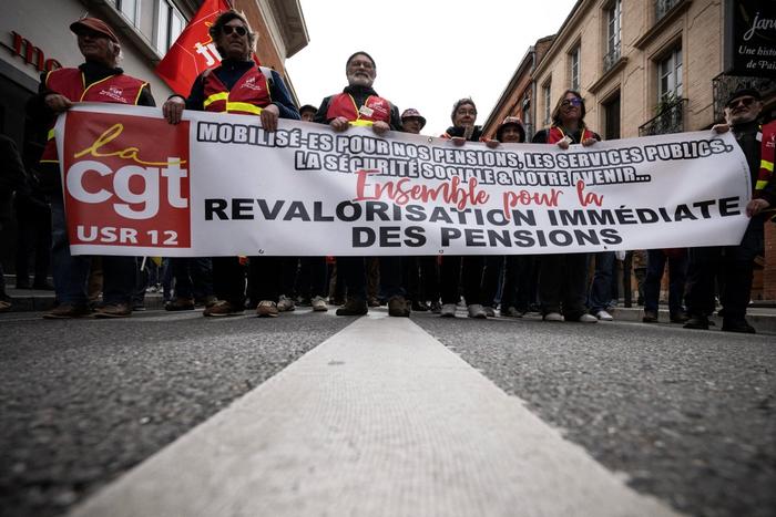 Des retraités manifestent pour réclamer la revalorisation de leurs pensions et une Sécurité sociale entièrement financée par les cotisations sociales à Toulouse, le 20 mars 2025.