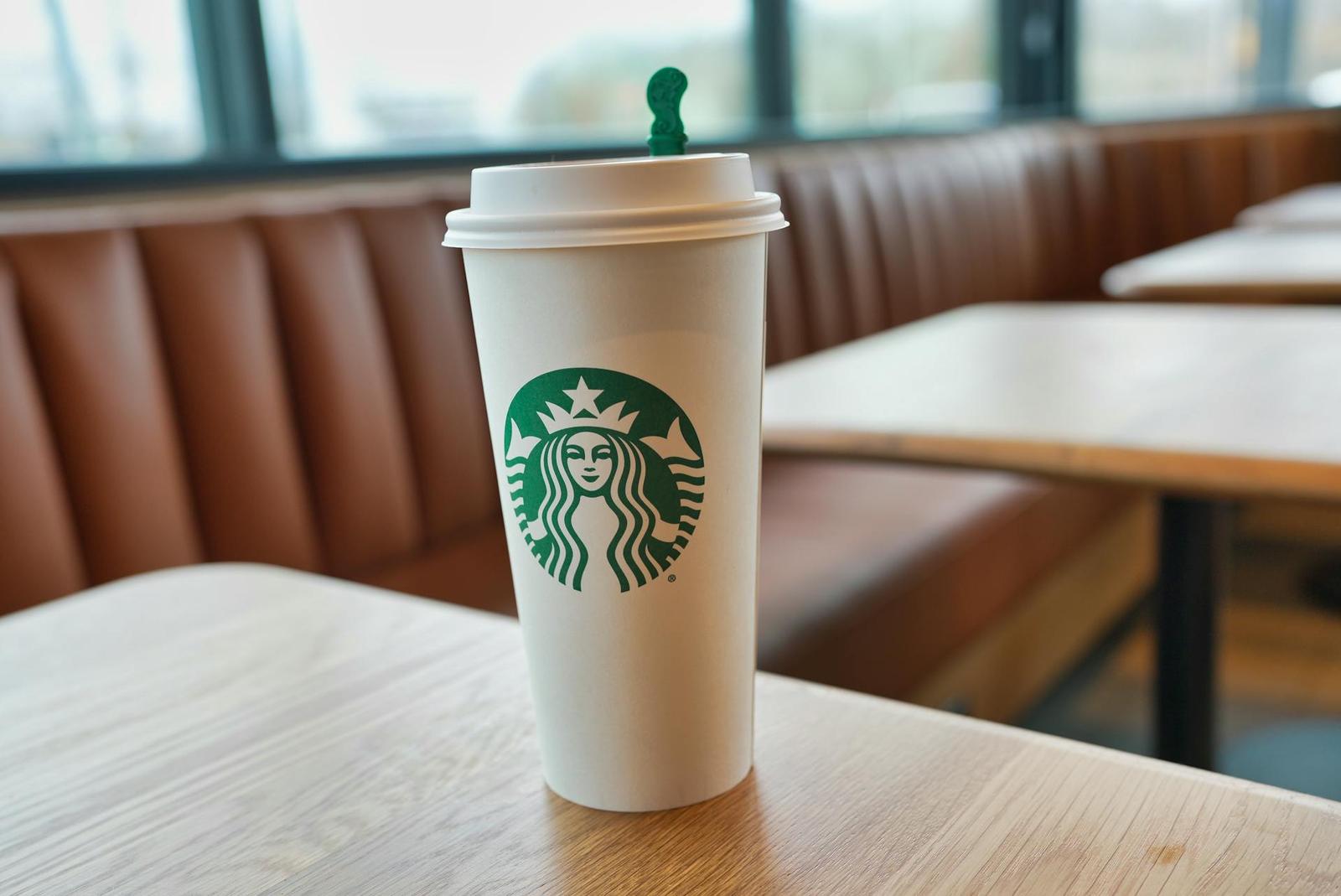 Un tribunal californien a ordonné vendredi à Starbucks de payer 50 millions de dollars de dommages et intérêts à un livreur qui a été gravement brûlé par une boisson chaude.