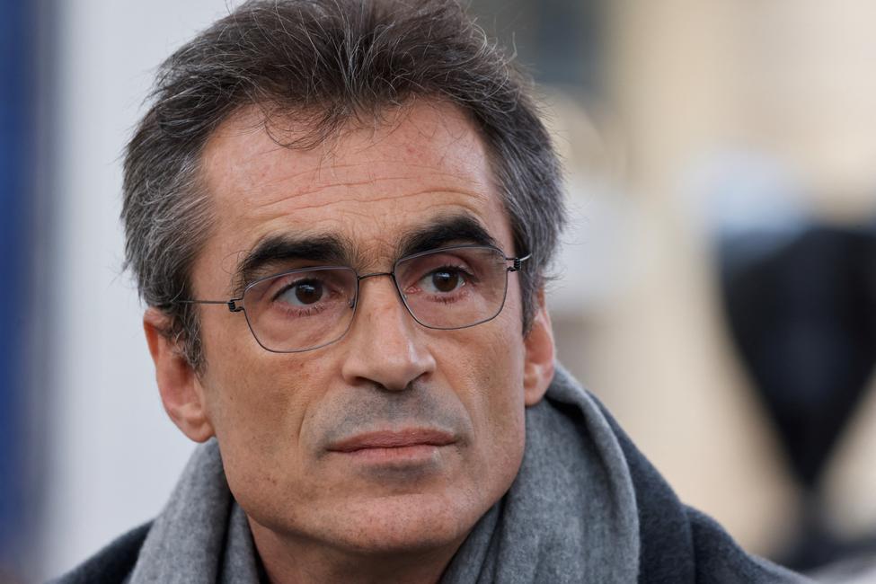 Le philosophe français Raphaël Enthoven assiste à une cérémonie nationale d'hommage en l'honneur du ministre de la Justice Robert Badinter, devant le ministère de la Justice, place Vendôme, à Paris, le 14 février 2024. (Photo de Ludovic MARIN / AFP)