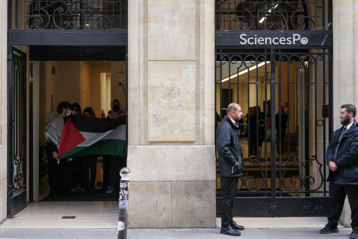 Des étudiants se préparent à quitter Sciences Po Paris en tenant un drapeau palestinien pour manifester contre la guerre d'Israël dans la bande de Gaza, à Paris, le 8 octobre 2024.