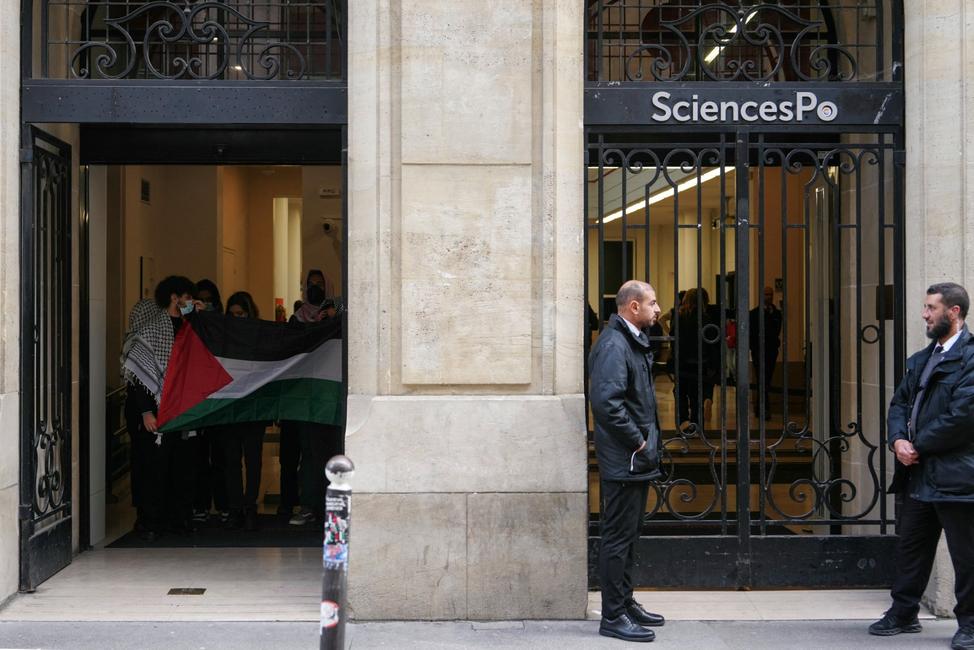 Des étudiants se préparent à quitter Sciences Po Paris en tenant un drapeau palestinien pour manifester contre la guerre d'Israël dans la bande de Gaza, à Paris, le 8 octobre 2024.