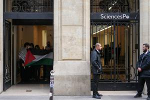 Des étudiants se préparent à quitter Sciences Po Paris en tenant un drapeau palestinien pour manifester contre la guerre d'Israël dans la bande de Gaza, à Paris, le 8 octobre 2024.
