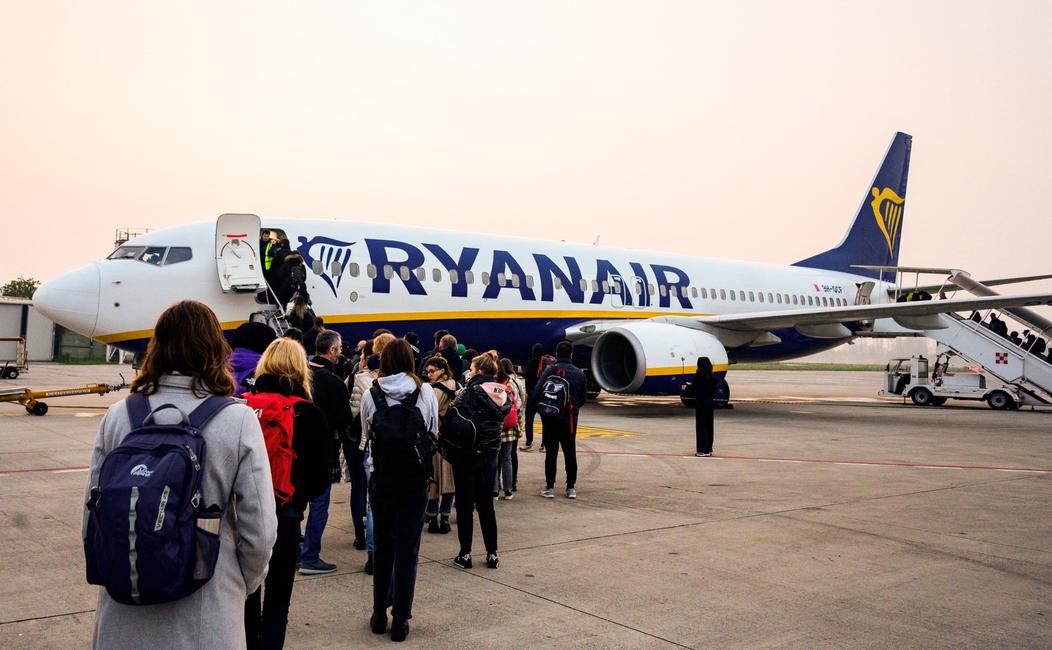 Les passagers attendent de monter à bord d'un avion de la compagnie aérienne irlandaise à bas prix Ryanair à l'aéroport Antonio Canova de Trévise le 17 mars 2024.