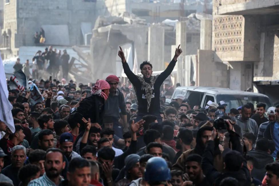 Des Palestiniens participent à une manifestation anti-Hamas, appelant à la fin de la guerre avec Israël, à Beit Lahia, dans le nord de la bande de Gaza, le 26 mars 2025.