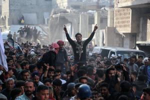 Des Palestiniens participent à une manifestation anti-Hamas, appelant à la fin de la guerre avec Israël, à Beit Lahia, dans le nord de la bande de Gaza, le 26 mars 2025.