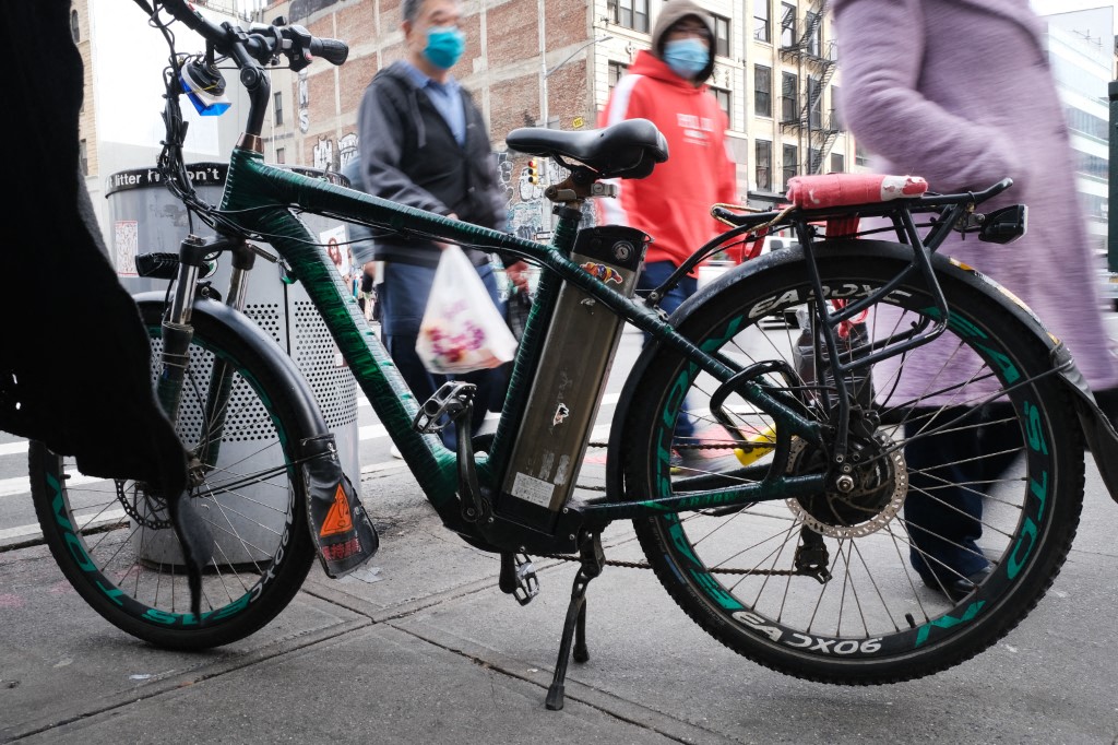 Des vélos électriques aux Tesla : ce qui se passe vraiment dans les batteries quand le thermomètre explose