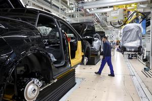 Un employé travaille sur la chaîne de production de la nouvelle voiture électrique Peugeot e-3008 et e-5008 à l'usine Stellantis de Sochaux, dans l'est de la France, le 3 octobre 2024.
