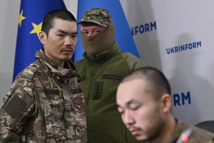 Les prisonniers de guerre chinois sous garde armée lors d'une conférence de presse à Kiev, le 14 avril 2025. (image d'illustration)