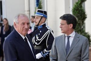 Le Premier ministre François Bayrou est accueilli par le ministre français des Outre-mer Manuel Valls avant une réunion interministérielle des territoires d'outre-mer au ministère des Territoires d'outre-mer à Paris, le 10 juillet 2025.