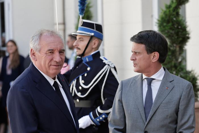 Le Premier ministre François Bayrou est accueilli par le ministre français des Outre-mer Manuel Valls avant une réunion interministérielle des territoires d'outre-mer au ministère des Territoires d'outre-mer à Paris, le 10 juillet 2025.