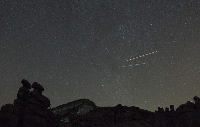 Des météorites des Perséides sillonnent les pitons rocheux près du village de Kuklica, dans la municipalité de Kratovo, en Macédoine du Nord.