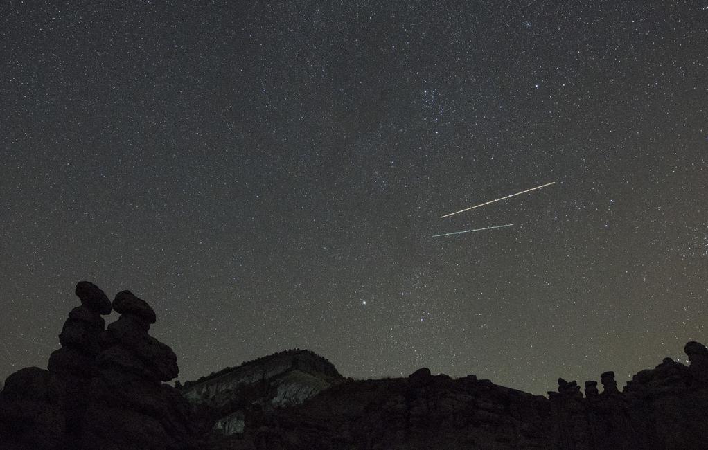 Des météorites des Perséides sillonnent les pitons rocheux près du village de Kuklica, dans la municipalité de Kratovo, en Macédoine du Nord.