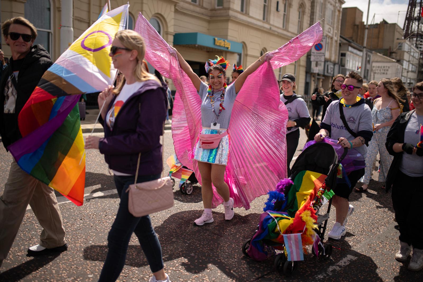 Des personnes participent à la Marche des Fiertés de Blackpool, un défilé de 3 km organisé par des membres de la communauté lesbienne, gay, bisexuelle et transgenre (LGBT+), à Blackpool, le 8 juin 2024.