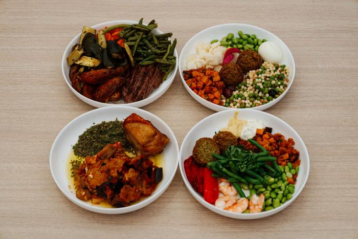 Des plats lors d'un événement test au restaurant du Village Olympique et Paralympique Paris, situé à la Cité du Cinéma, dans le Village Olympique de Saint-Denis. 