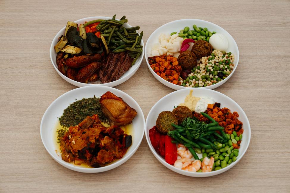 Des plats lors d'un événement test au restaurant du Village Olympique et Paralympique Paris, situé à la Cité du Cinéma, dans le Village Olympique de Saint-Denis. 