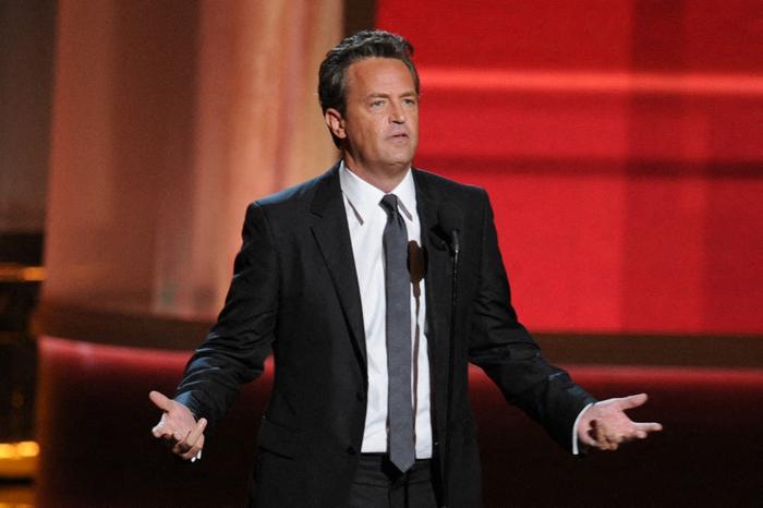 Matthew Perry s'exprime sur scène lors de la 64e cérémonie des Primetime Emmy Awards au Nokia Theatre LA Live le 23 septembre 2012 à Los Angeles. (Image d'illustration)