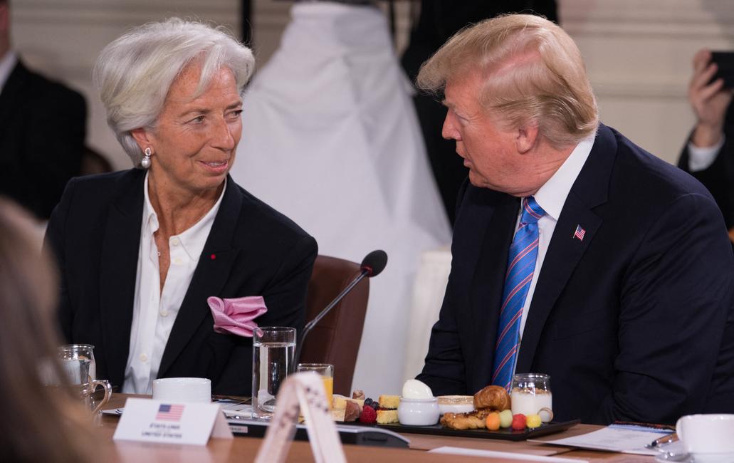 Donald Trump s'entretient avec la directrice générale du Fonds monétaire international, Christine Lagarde, lors du sommet du G7 à La Malbaie, au Québec, au Canada, le 9 juin 2018.