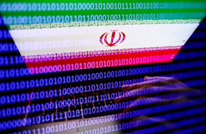 Un montage mêlant l'image du drapeau iranien et d'un pirate informatique. (image d'illustration)