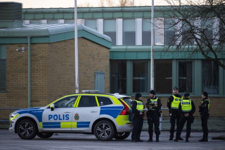 Des policiers montent la garde devant le centre de formation pour adultes Campus Risbergska à Örebro, en Suède.