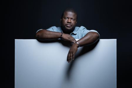L'écrivain, poète et romancier québécois d'origine haïtienne Thelyson Orelien pose lors d'une séance photo à Paris, le 8 septembre 2026.