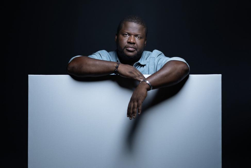 L'écrivain, poète et romancier québécois d'origine haïtienne Thelyson Orelien pose lors d'une séance photo à Paris, le 8 septembre 2026.